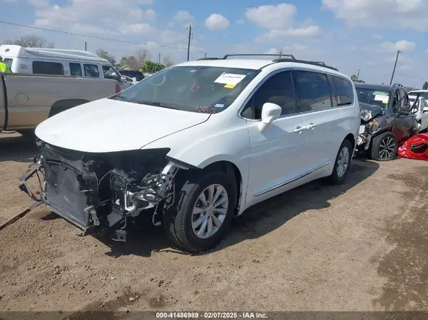 2C4RC1BG1HR576275 2017 CHRYSLER PACIFICA - Image 2