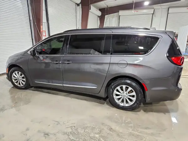 2C4RC1BG1HR576745 2017 CHRYSLER PACIFICA - Image 2