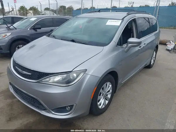 2C4RC1BG1HR613227 2017 CHRYSLER PACIFICA - Image 2