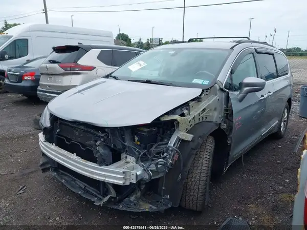 2C4RC1BG1HR613311 2017 CHRYSLER PACIFICA - Image 2