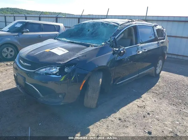 2C4RC1BG1HR621067 2017 CHRYSLER PACIFICA - Image 2