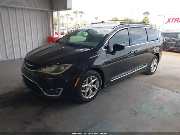 2C4RC1BG1HR748210 2017 CHRYSLER PACIFICA - Image 2