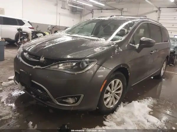 2C4RC1BG1HR757974 2017 CHRYSLER PACIFICA - Image 2
