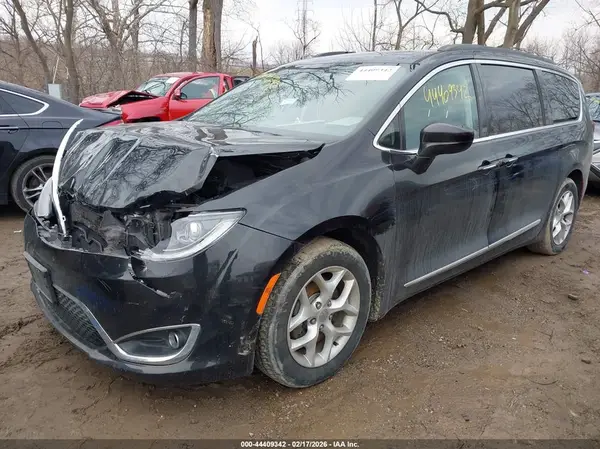 2C4RC1BG1HR785113 2017 CHRYSLER PACIFICA - Image 2