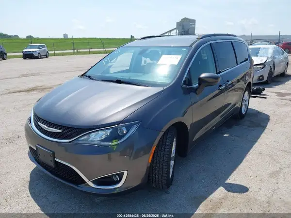 2C4RC1BG1HR785208 2017 CHRYSLER PACIFICA - Image 2