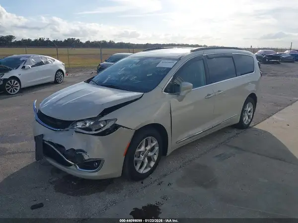 2C4RC1BG1HR788576 2017 CHRYSLER PACIFICA - Image 2