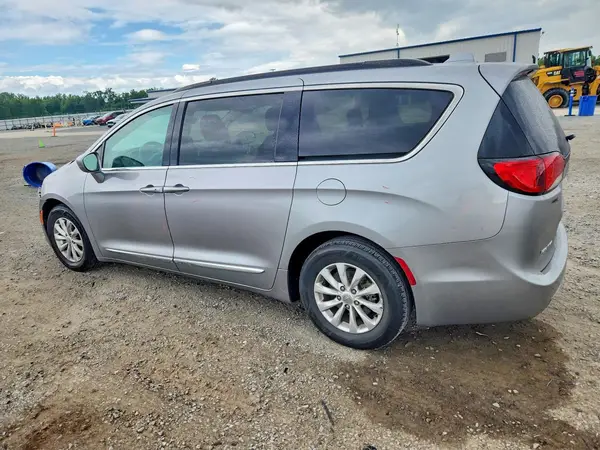 2C4RC1BG1HR796743 2017 CHRYSLER PACIFICA - Image 2