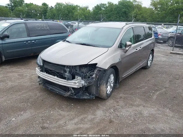 2C4RC1BG1HR839834 2017 CHRYSLER PACIFICA - Image 2
