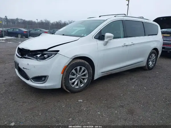 2C4RC1BG1JR124283 2018 CHRYSLER PACIFICA - Image 2