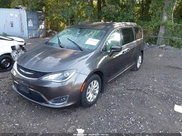 2C4RC1BG1JR128625 2018 CHRYSLER PACIFICA - Image 2