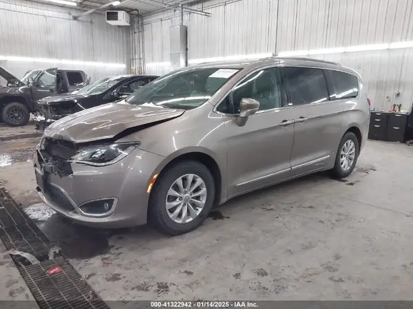 2C4RC1BG1JR132609 2018 CHRYSLER PACIFICA - Image 2