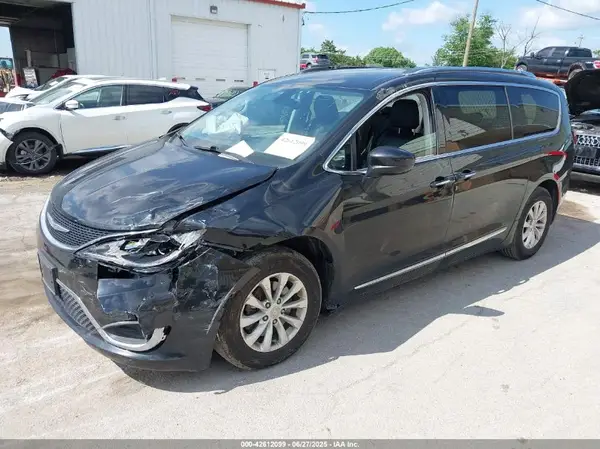 2C4RC1BG1JR261725 2018 CHRYSLER PACIFICA - Image 2