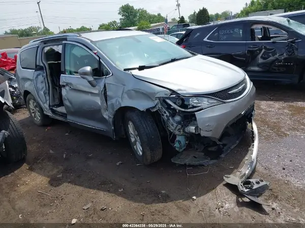 2C4RC1BG1KR548192 2019 CHRYSLER PACIFICA - Image 1