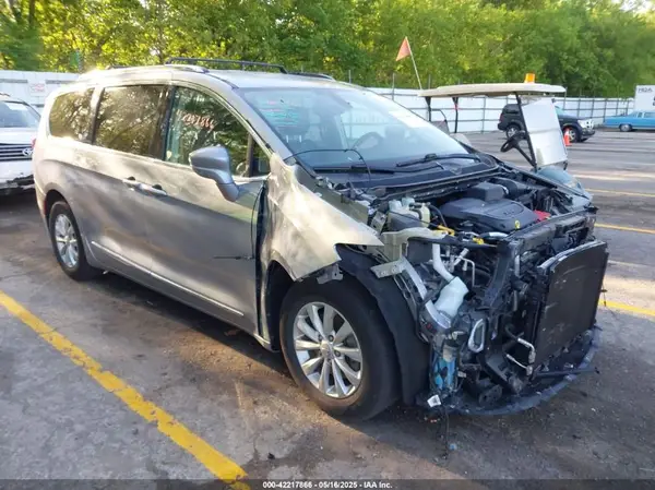2C4RC1BG1KR665917 2019 CHRYSLER PACIFICA - Image 1