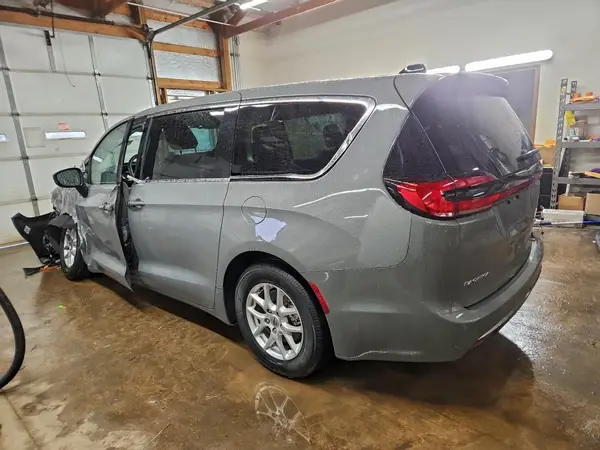 2C4RC1BG1PR546806 2023 CHRYSLER PACIFICA - Image 2
