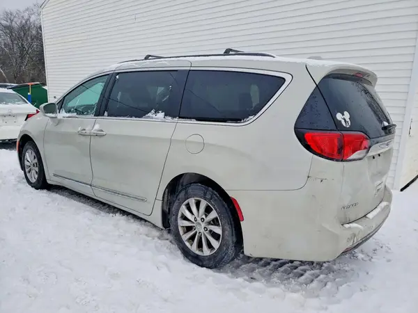 2C4RC1BG2HR560747 2017 CHRYSLER PACIFICA - Image 2
