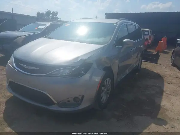 2C4RC1BG2HR569352 2017 CHRYSLER PACIFICA - Image 2