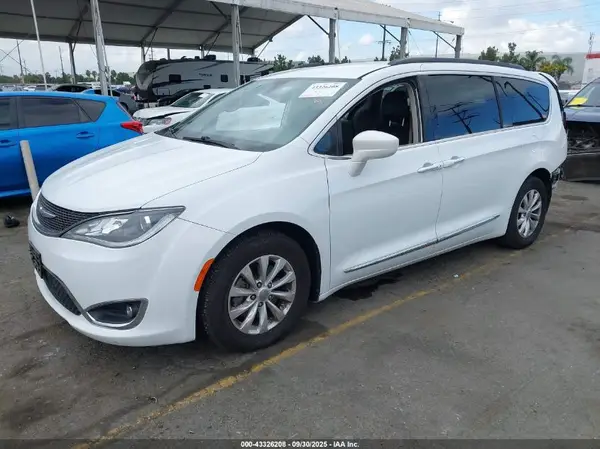 2C4RC1BG2HR613138 2017 CHRYSLER PACIFICA - Image 2