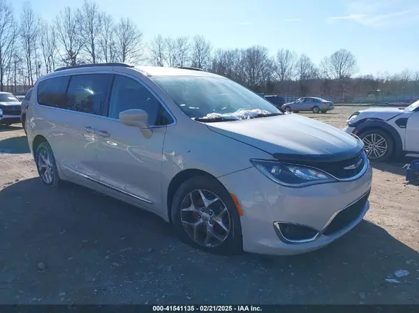 2C4RC1BG2HR667880 2017 CHRYSLER PACIFICA - Image 1