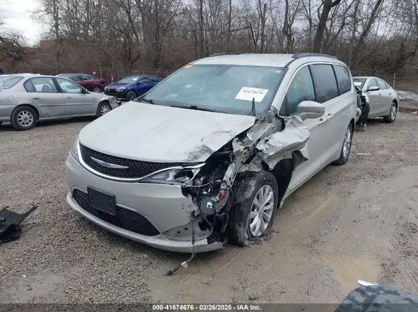 2C4RC1BG2HR688499 2017 CHRYSLER PACIFICA - Image 2