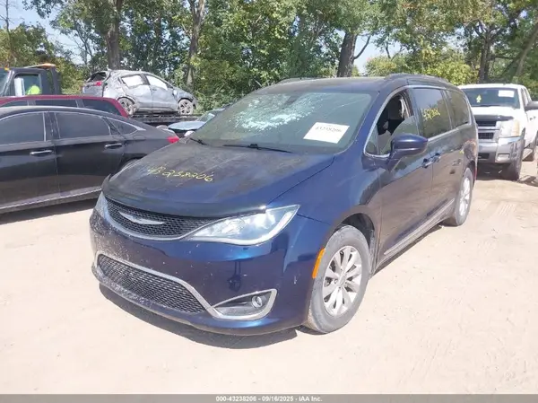 2C4RC1BG2HR743744 2017 CHRYSLER PACIFICA - Image 2