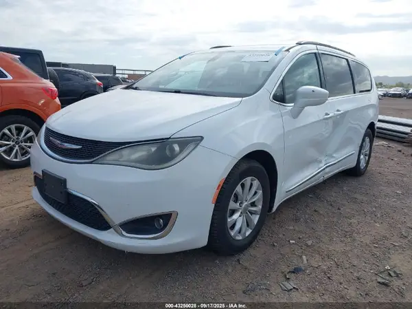 2C4RC1BG2HR744604 2017 CHRYSLER PACIFICA - Image 2