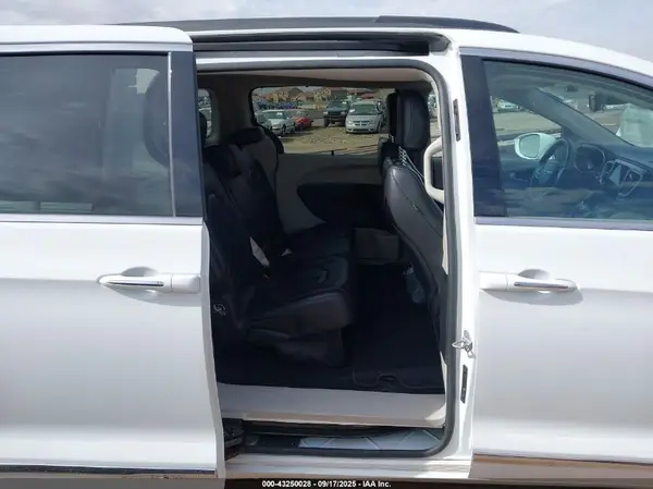 2C4RC1BG2HR744604 2017 CHRYSLER PACIFICA - Image 8