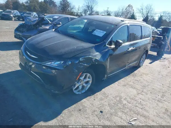 2C4RC1BG2HR810004 2017 CHRYSLER PACIFICA - Image 2