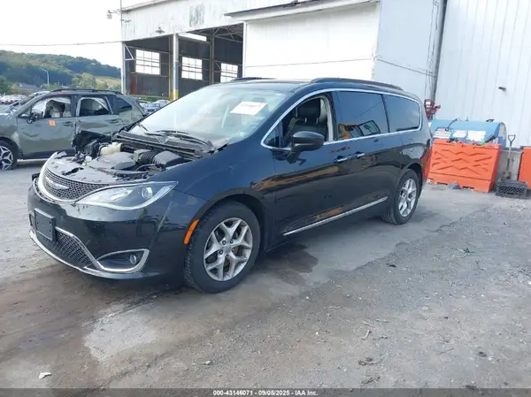 2C4RC1BG2HR821049 2017 CHRYSLER PACIFICA - Image 2