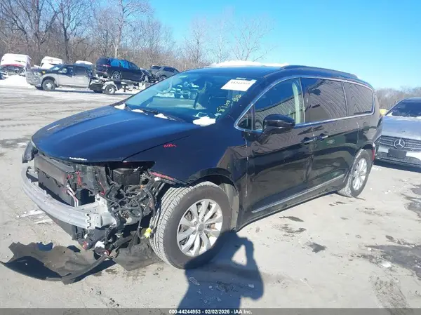 2C4RC1BG2HR832004 2017 CHRYSLER PACIFICA - Image 2