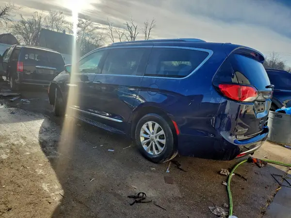 2C4RC1BG2JR174822 2018 CHRYSLER PACIFICA - Image 2