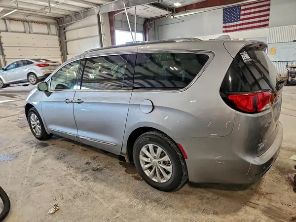 2C4RC1BG2JR186047 2018 CHRYSLER PACIFICA - Image 2