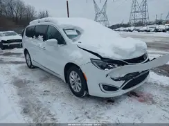 2C4RC1BG2JR233657 2018 CHRYSLER PACIFICA