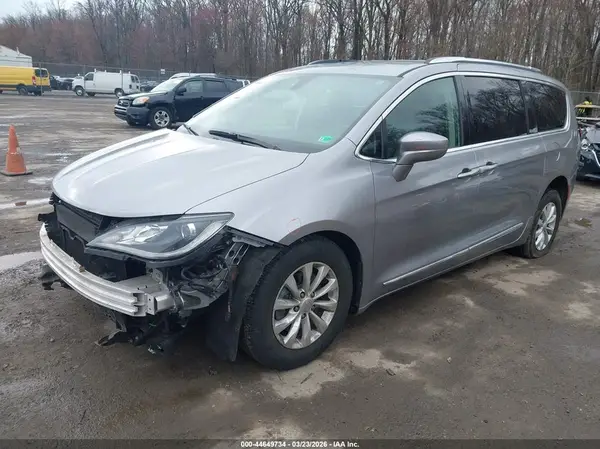 2C4RC1BG2JR236168 2018 CHRYSLER PACIFICA - Image 2