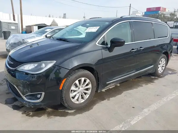 2C4RC1BG2KR592749 2019 CHRYSLER PACIFICA - Image 2