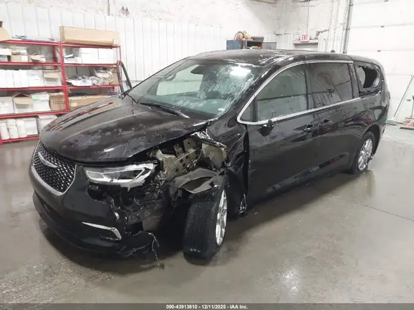 2C4RC1BG2SR585011 2025 CHRYSLER PACIFICA - Image 2