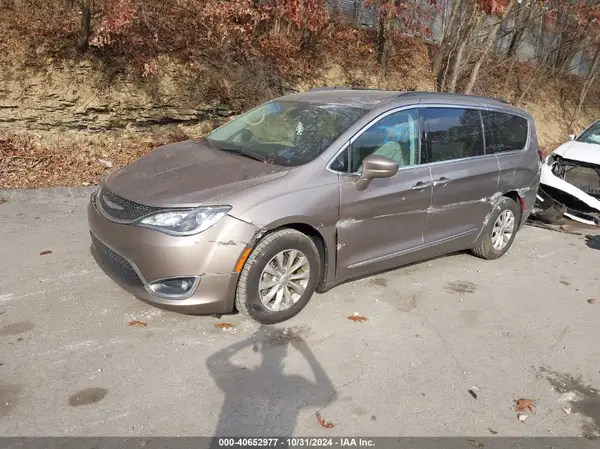 2C4RC1BG3HR537929 2017 CHRYSLER PACIFICA - Image 2