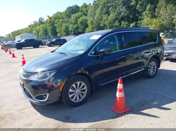 2C4RC1BG3HR599010 2017 CHRYSLER PACIFICA - Image 2