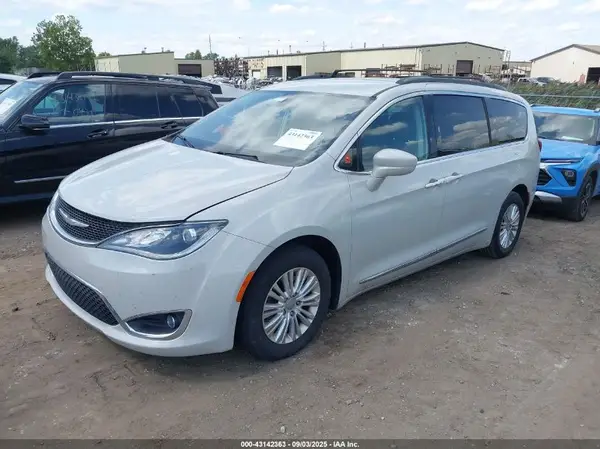 2C4RC1BG3HR654362 2017 CHRYSLER PACIFICA - Image 2