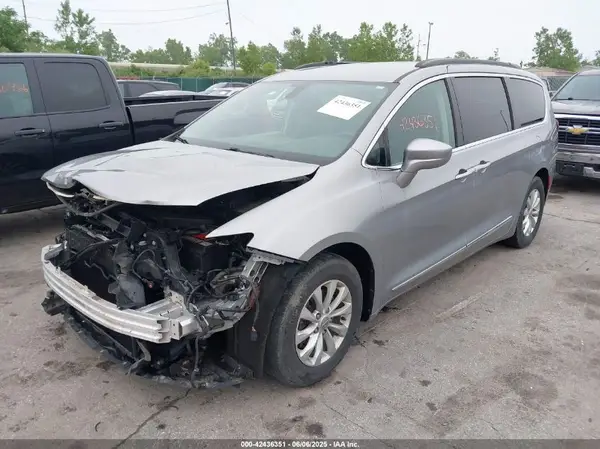 2C4RC1BG3HR687894 2017 CHRYSLER PACIFICA - Image 2