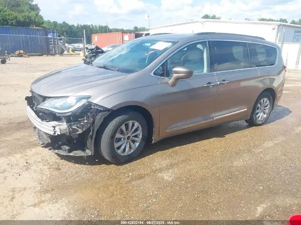 2C4RC1BG3HR691654 2017 CHRYSLER PACIFICA - Image 2