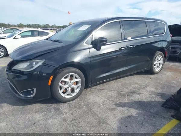 2C4RC1BG3HR782049 2017 CHRYSLER PACIFICA - Image 2