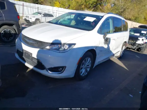 2C4RC1BG3JR193038 2018 CHRYSLER PACIFICA - Image 2