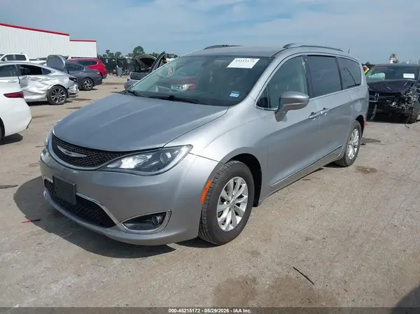 2C4RC1BG3JR211585 2018 CHRYSLER PACIFICA - Image 2