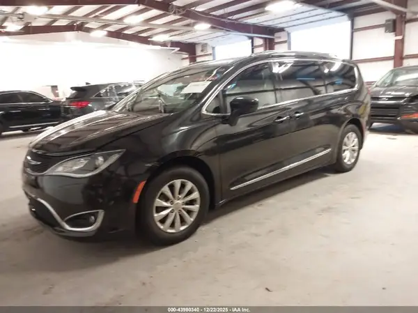2C4RC1BG3JR253870 2018 CHRYSLER PACIFICA - Image 2
