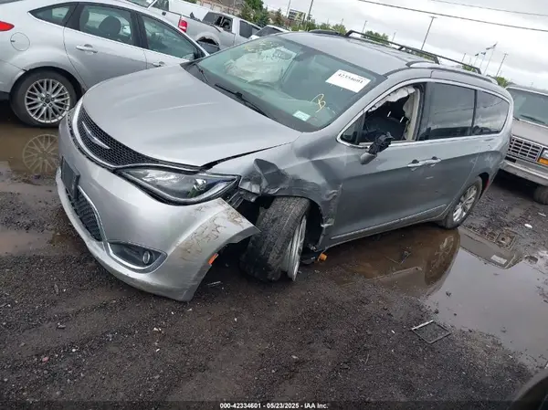 2C4RC1BG3JR356075 2018 CHRYSLER PACIFICA - Image 2