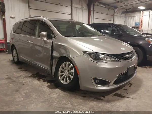 2C4RC1BG3KR527635 2019 CHRYSLER PACIFICA - Image 1