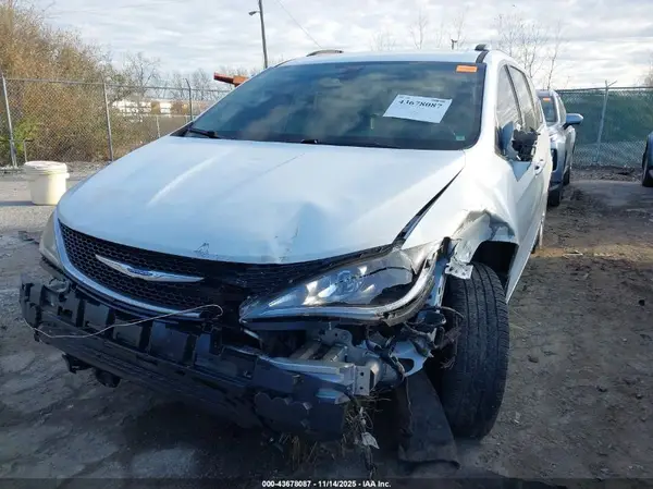 2C4RC1BG3KR581369 2019 CHRYSLER PACIFICA - Image 2
