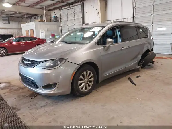 2C4RC1BG3KR698319 2019 CHRYSLER PACIFICA - Image 2
