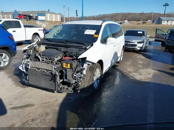 2C4RC1BG3KR700571 2019 CHRYSLER PACIFICA - Image 2